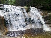 Muvlava watervallen in het reuzengebergte